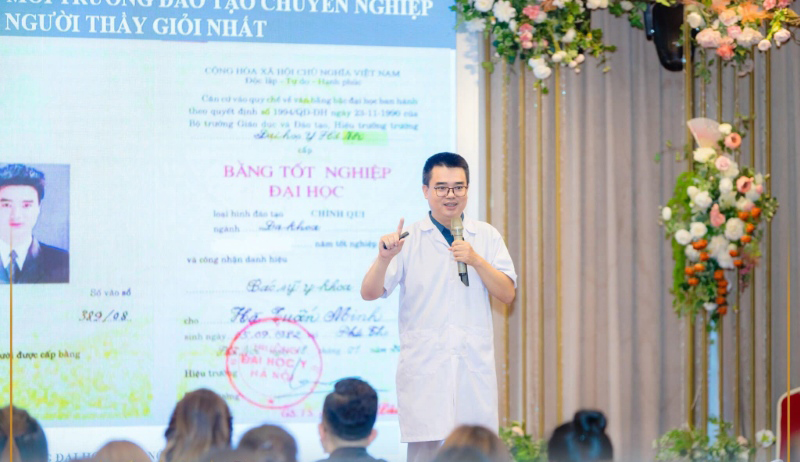 Bác sĩ Hà Tuấn Minh bắt đầu hành trình nghiên cứu và phát triển sự nghiệp y học tại trường Đại học Y Khoa Hà Nội, nơi ông tốt nghiệp với tấm bằng Bác Sĩ Y Khoa